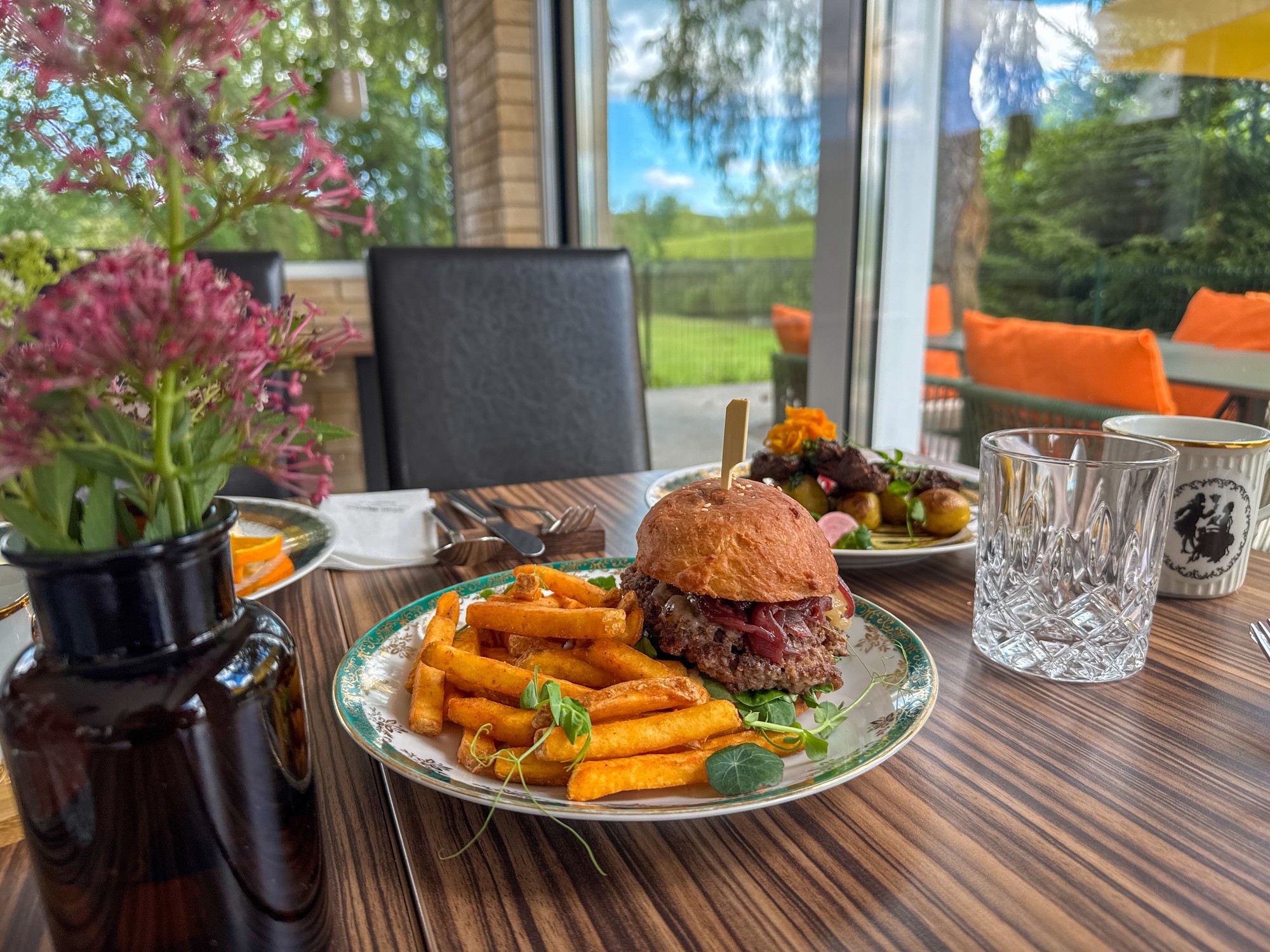 Burger s výhledem na Lipno — restaurace Star Lipno