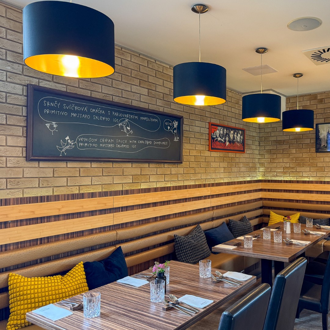 Interiér restaurace Star Lipno s křídovou tabulí