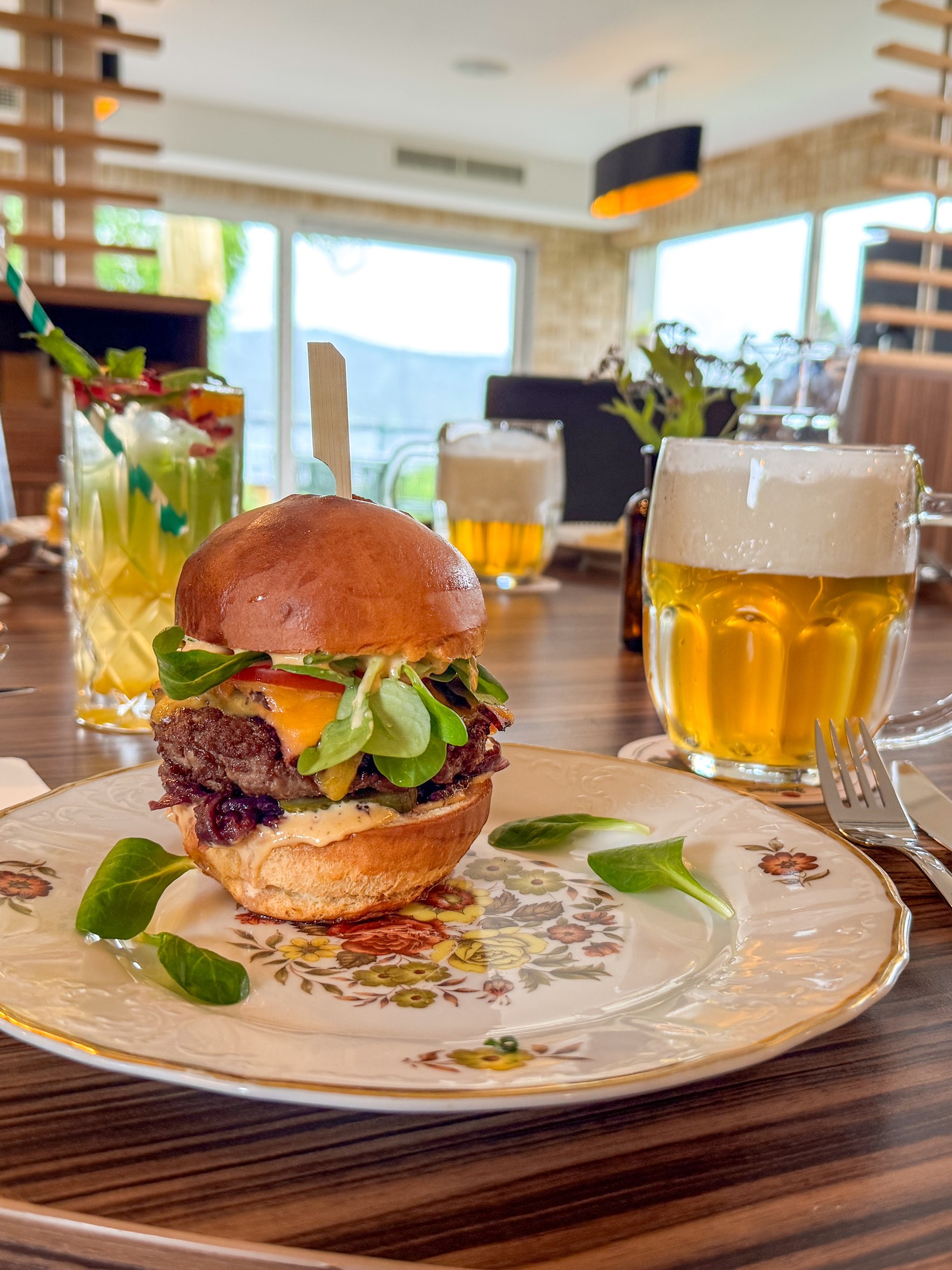Burger a Pilsner Urquell v restauraci Star Lipno