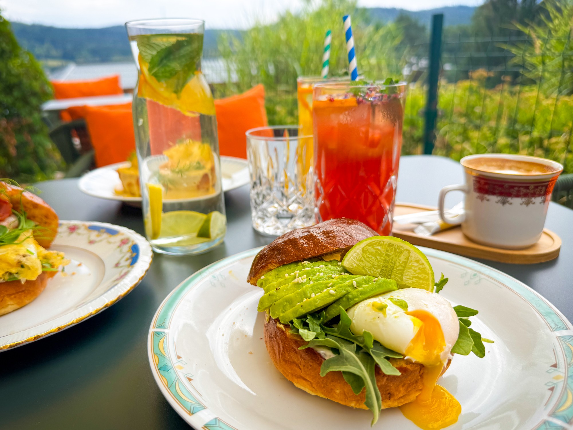 Snídaně na terase s výhledem na Lipno — restaurace Star Lipno