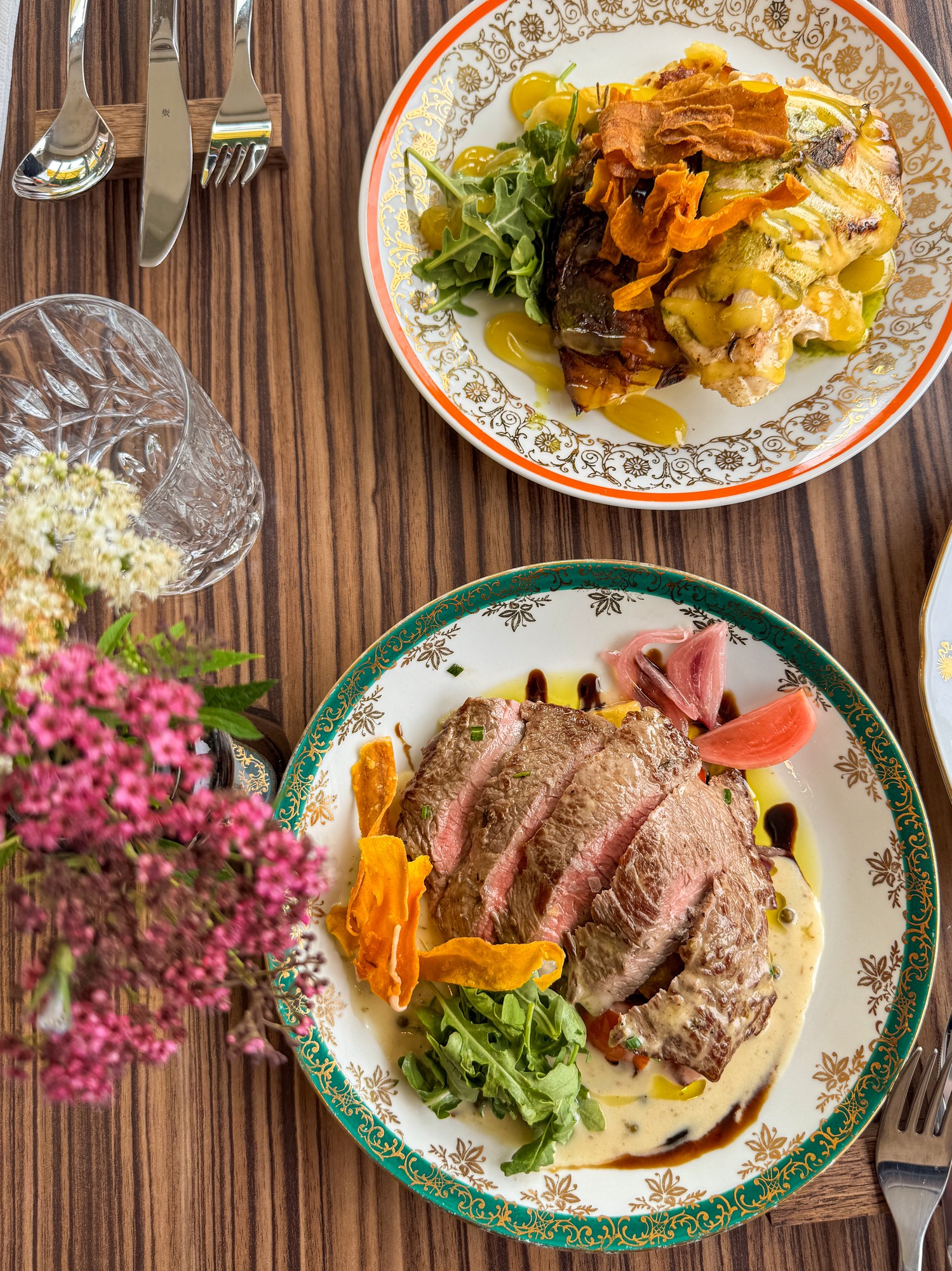 Servírované talíře — steak a kuře na porcelánu — Star Lipno
