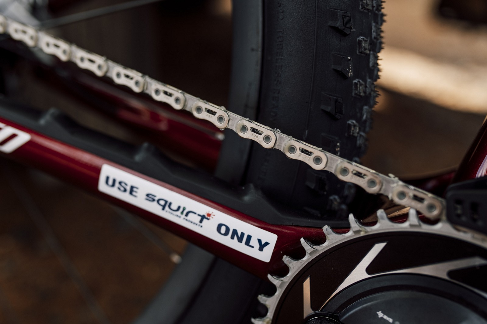 Tør vokset cykelkæde på en MTB med mærkatet Use Squirt Only på baggaffelen