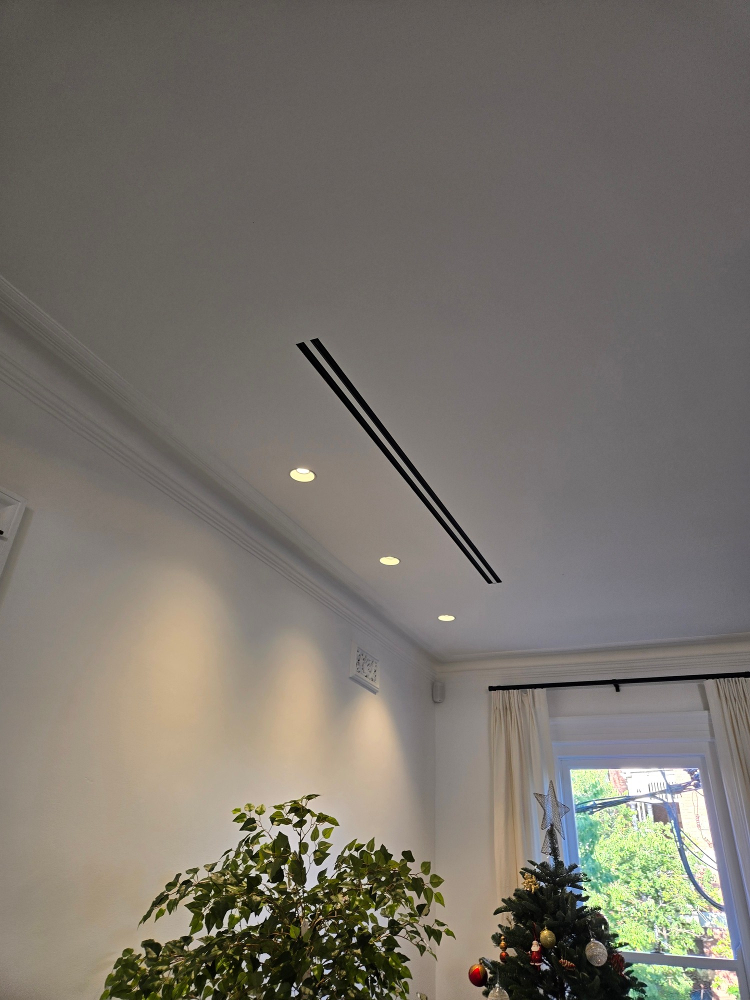 Ventmann grille installed in plastered ceiling