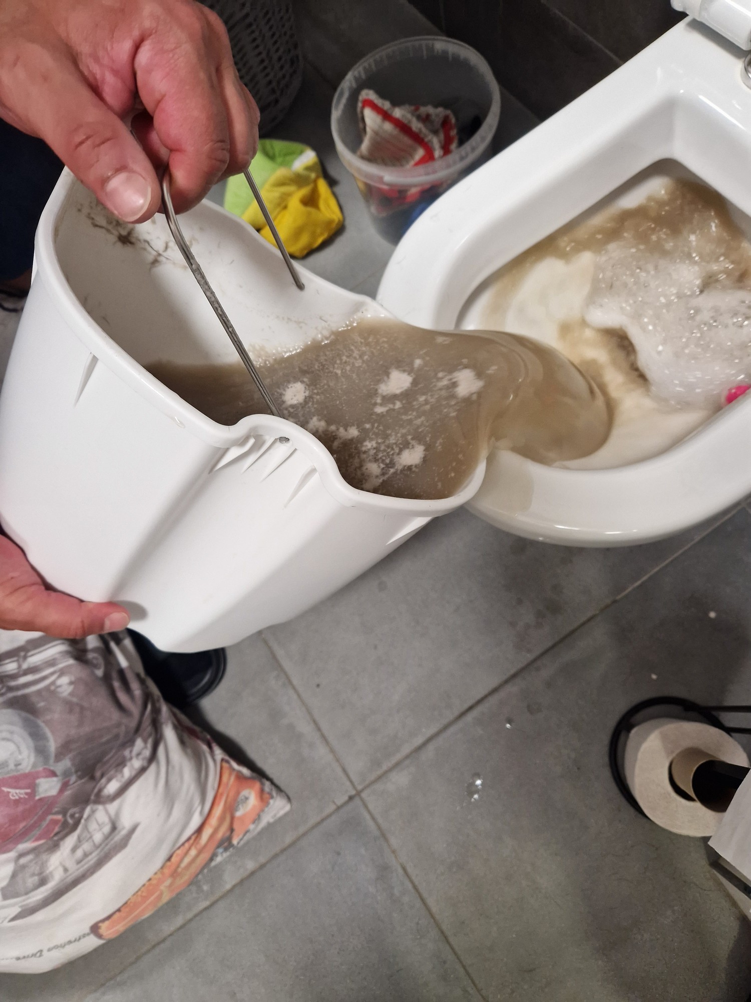 Špinavá voda odstraněná při čištění pohovky