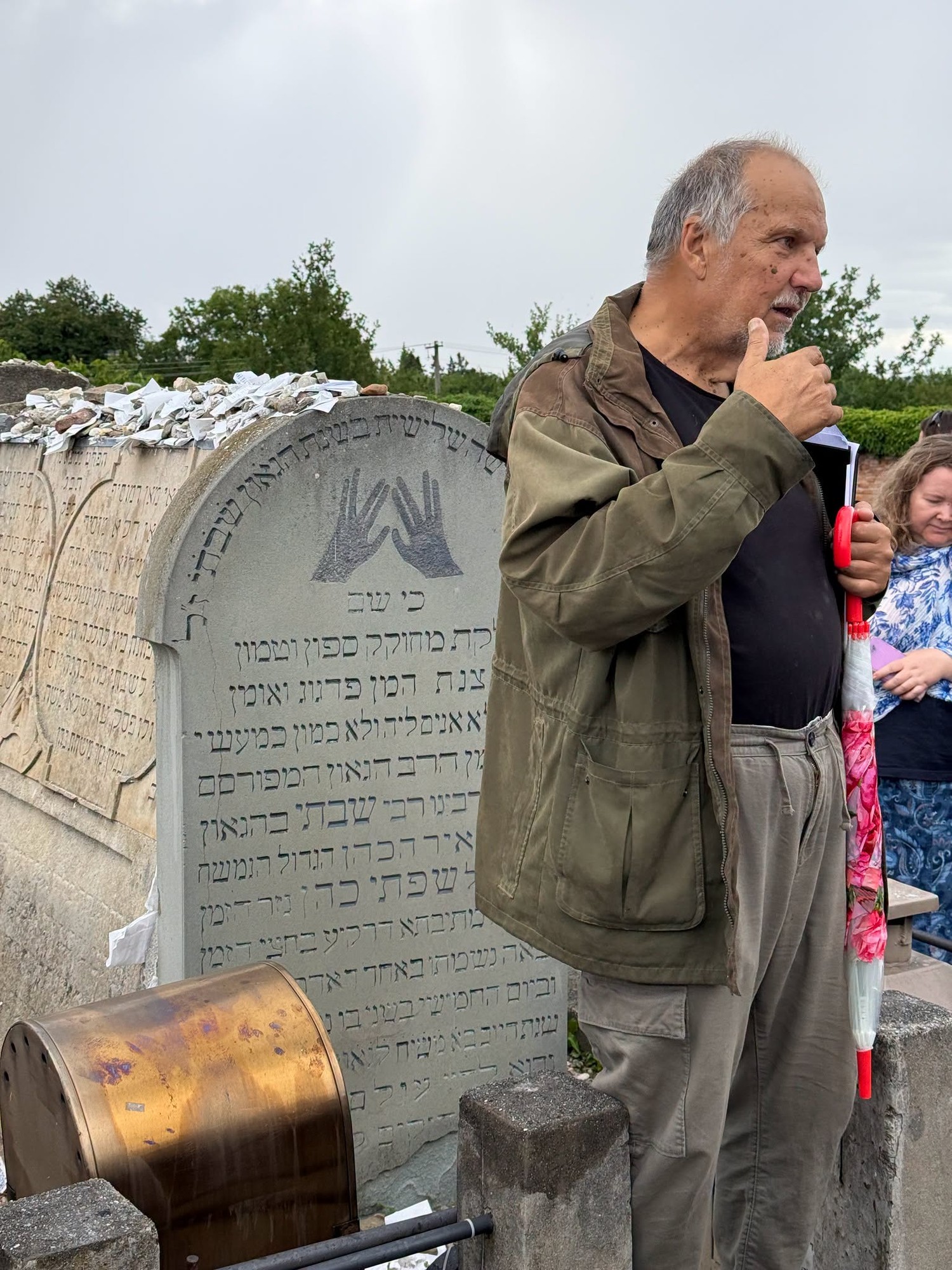 Karel Bartošek při vyprávění o historii Holešova