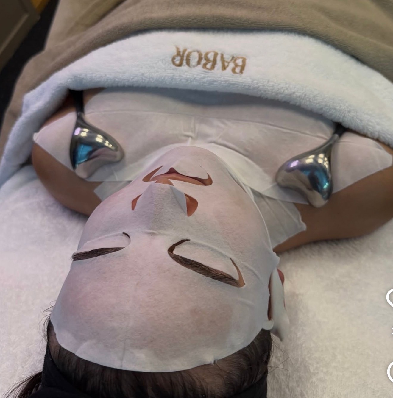BABOR-huidbehandeling met masker en verkoelende globes in de NOIR-Beauty Clinic