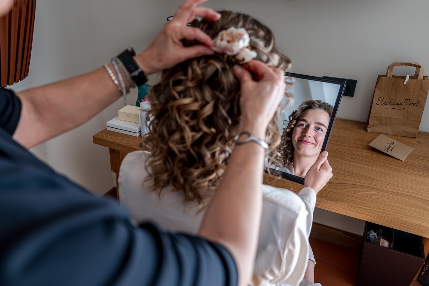 Bruidspaar in een liefdevolle omarming