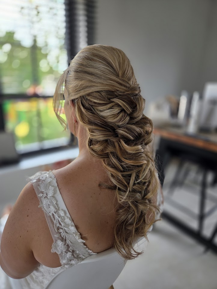 Bruidsstylist met de bruid tijdens de voorbereidingen thuis