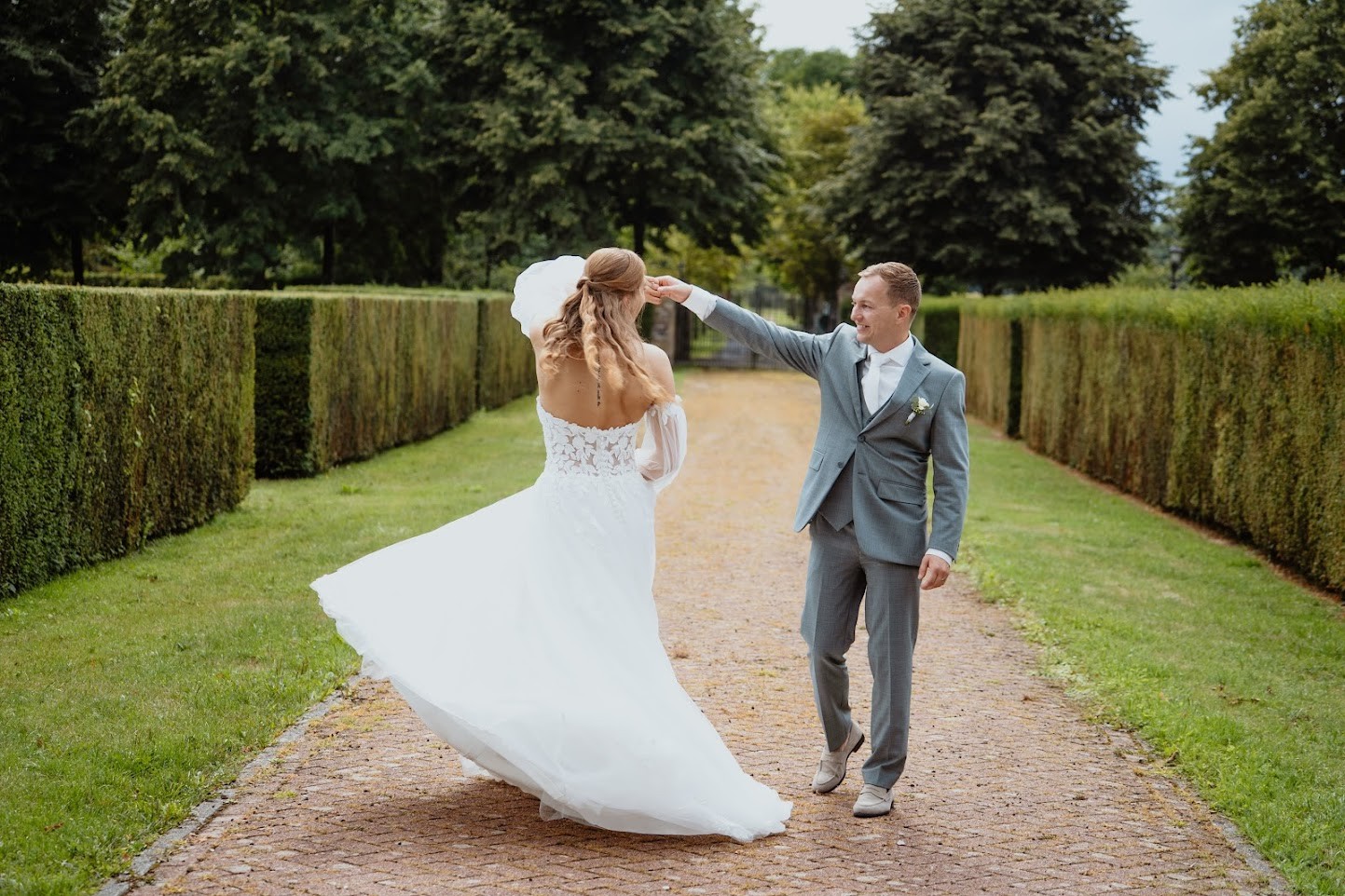 Romantische bruidsstyling tijdens de voorbereidingen