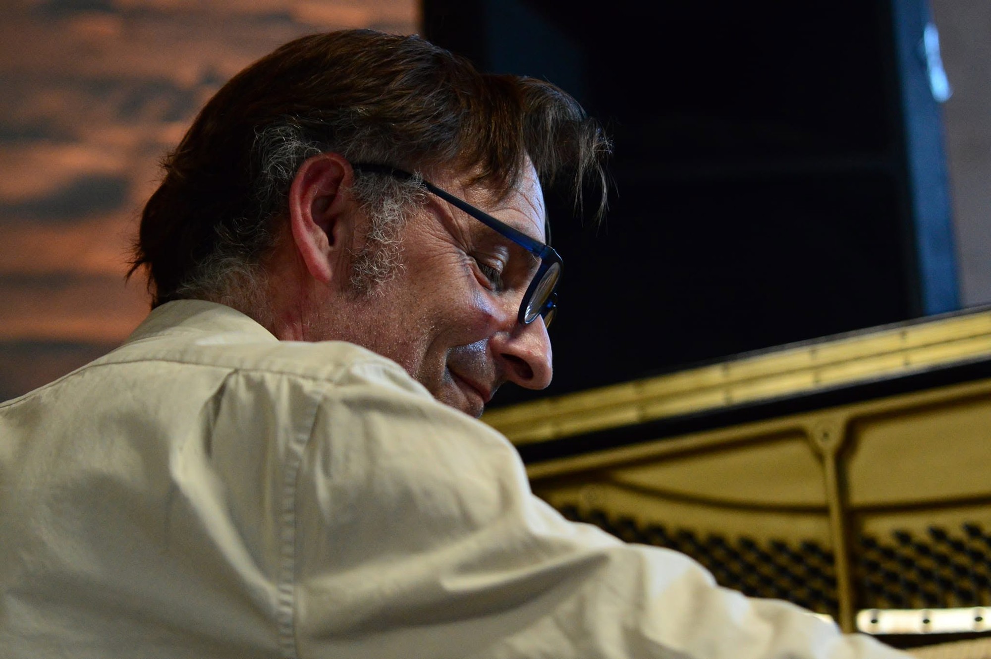 Musiker foran mikrofon i scenelys