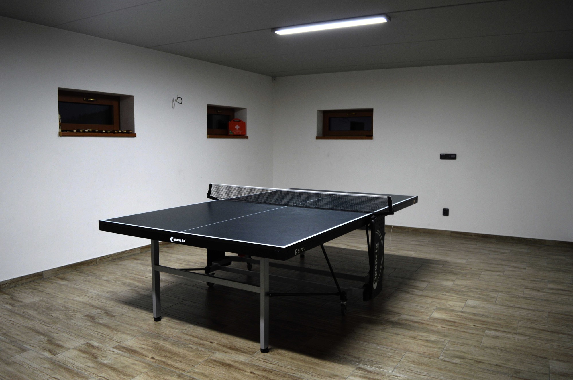 Herní místnost s ping pongovým stolem