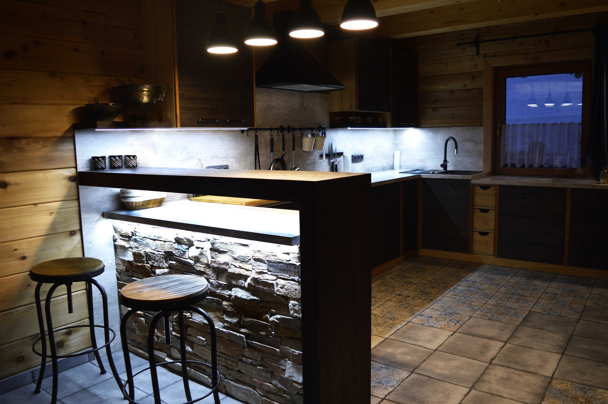 Moderní kuchyň s kamenným ostrovem