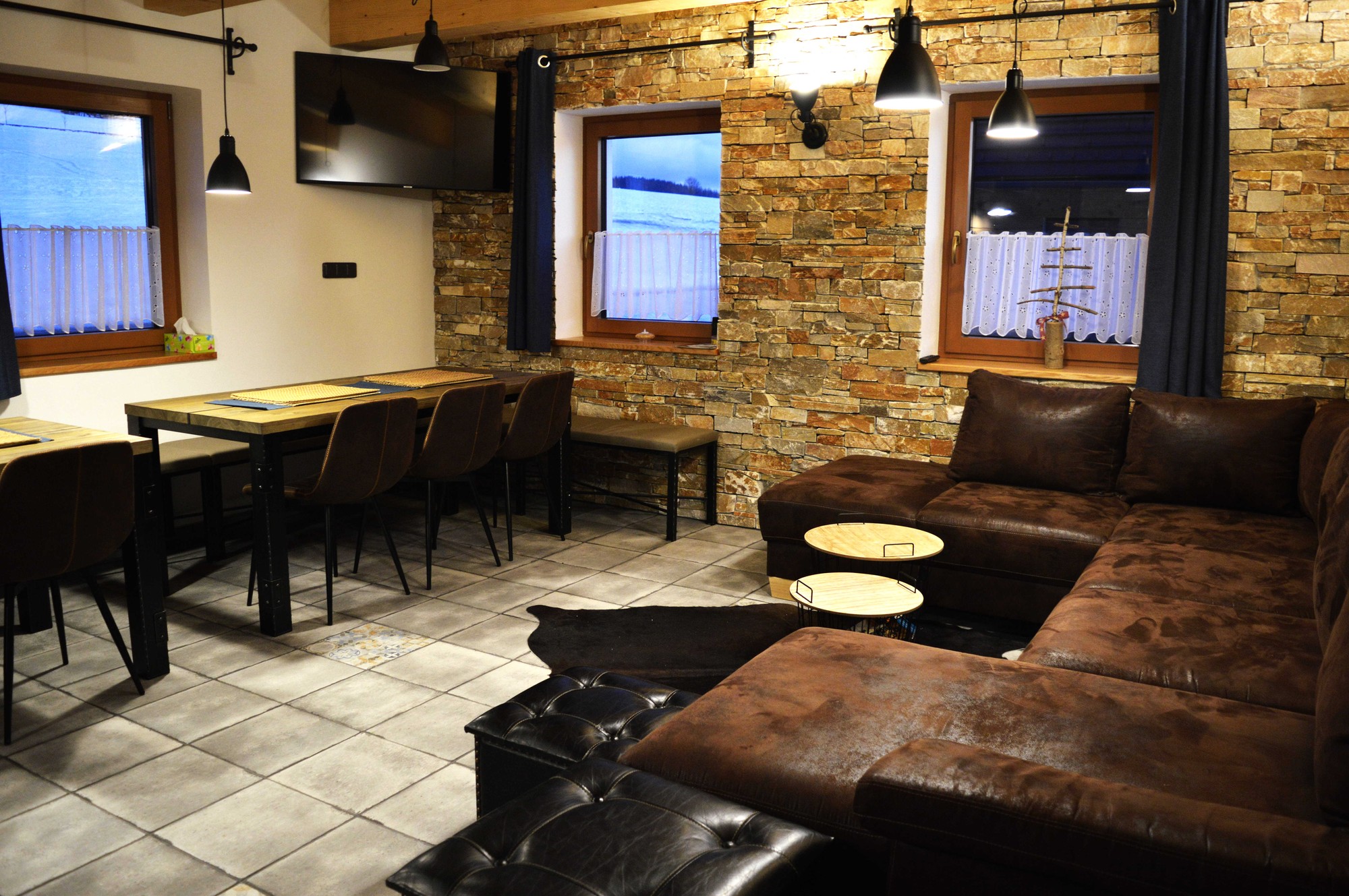 Útulný obývací pokoj s koženými sedačkami