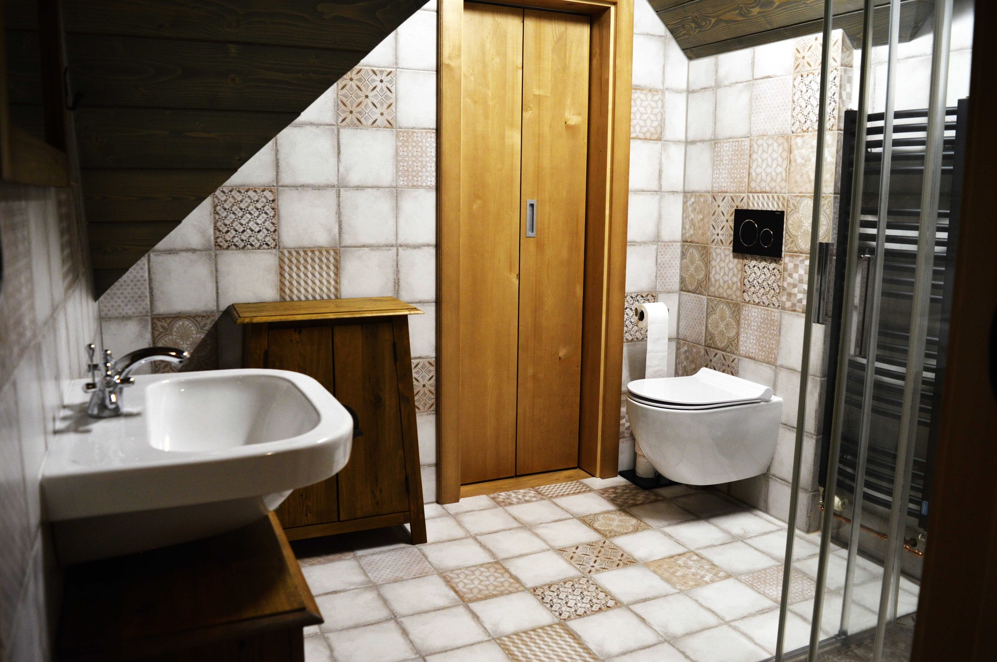 Luxusní koupelna s mozaikovými obklady