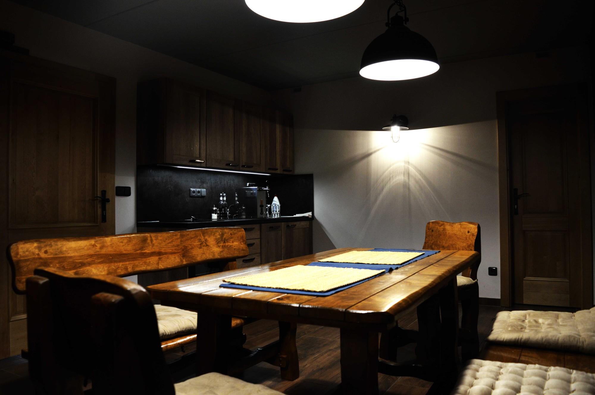 Jídelna s masivním dřevěným stolem