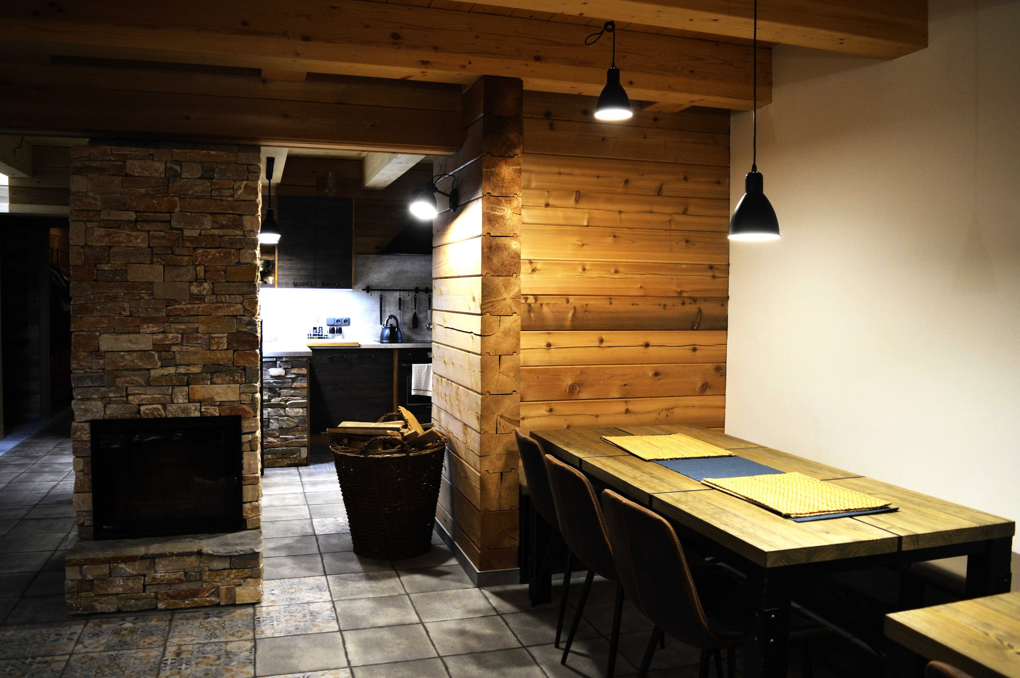 Jídelní kout s krbem a kamennou stěnou