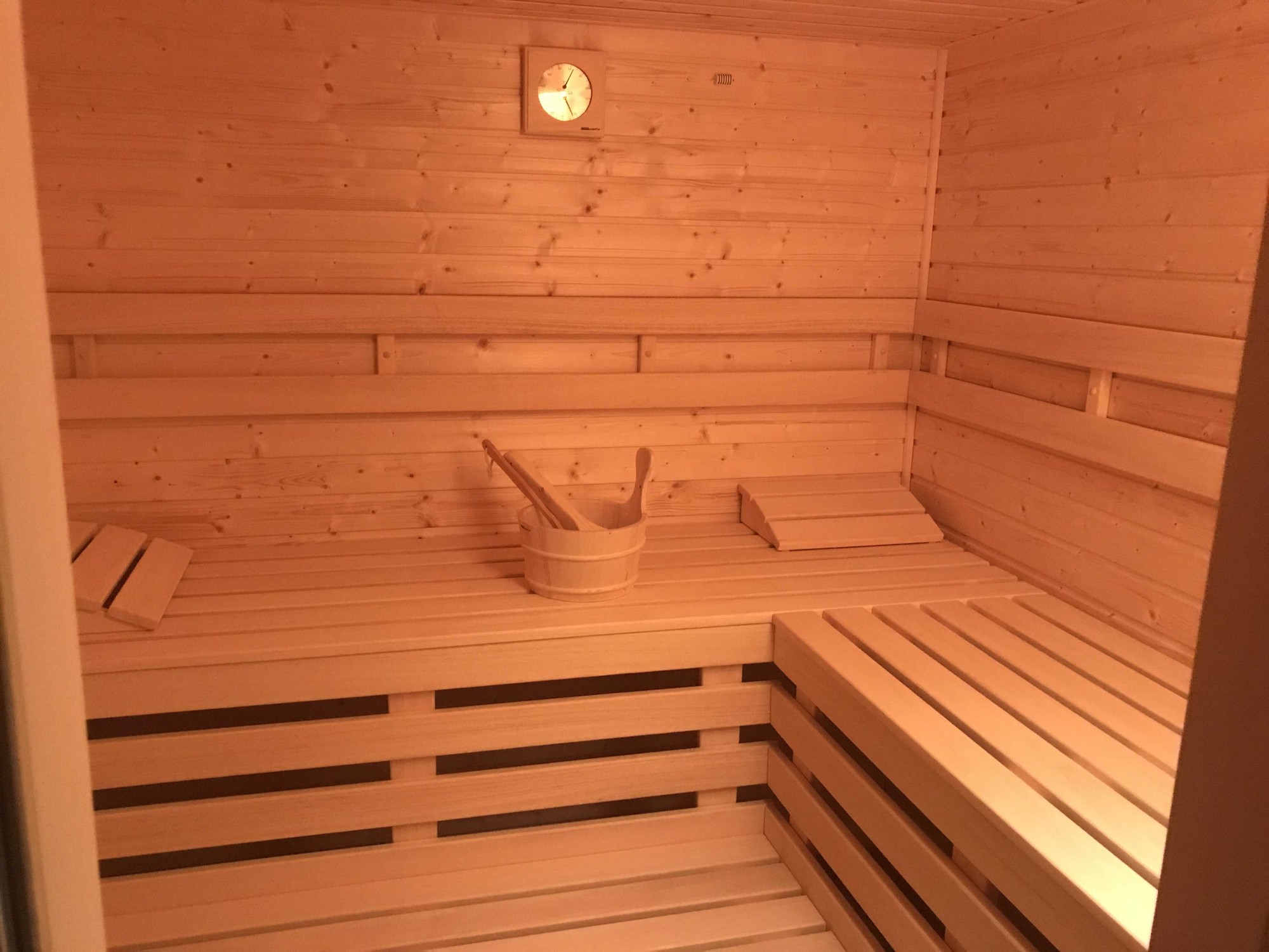 Finská sauna s dřevěnými lavicemi