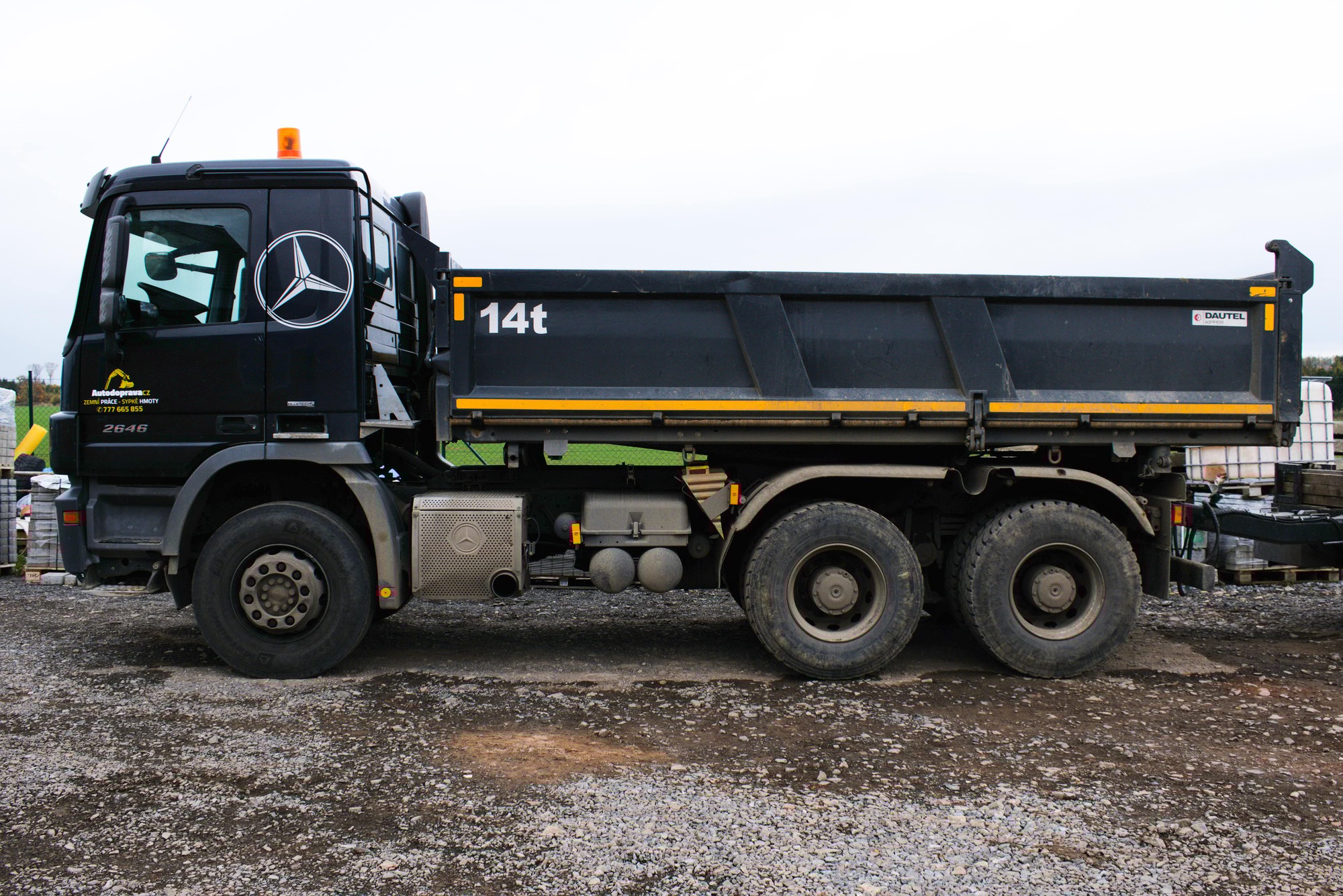 Nákladní auto Mercedes s kontejnerem