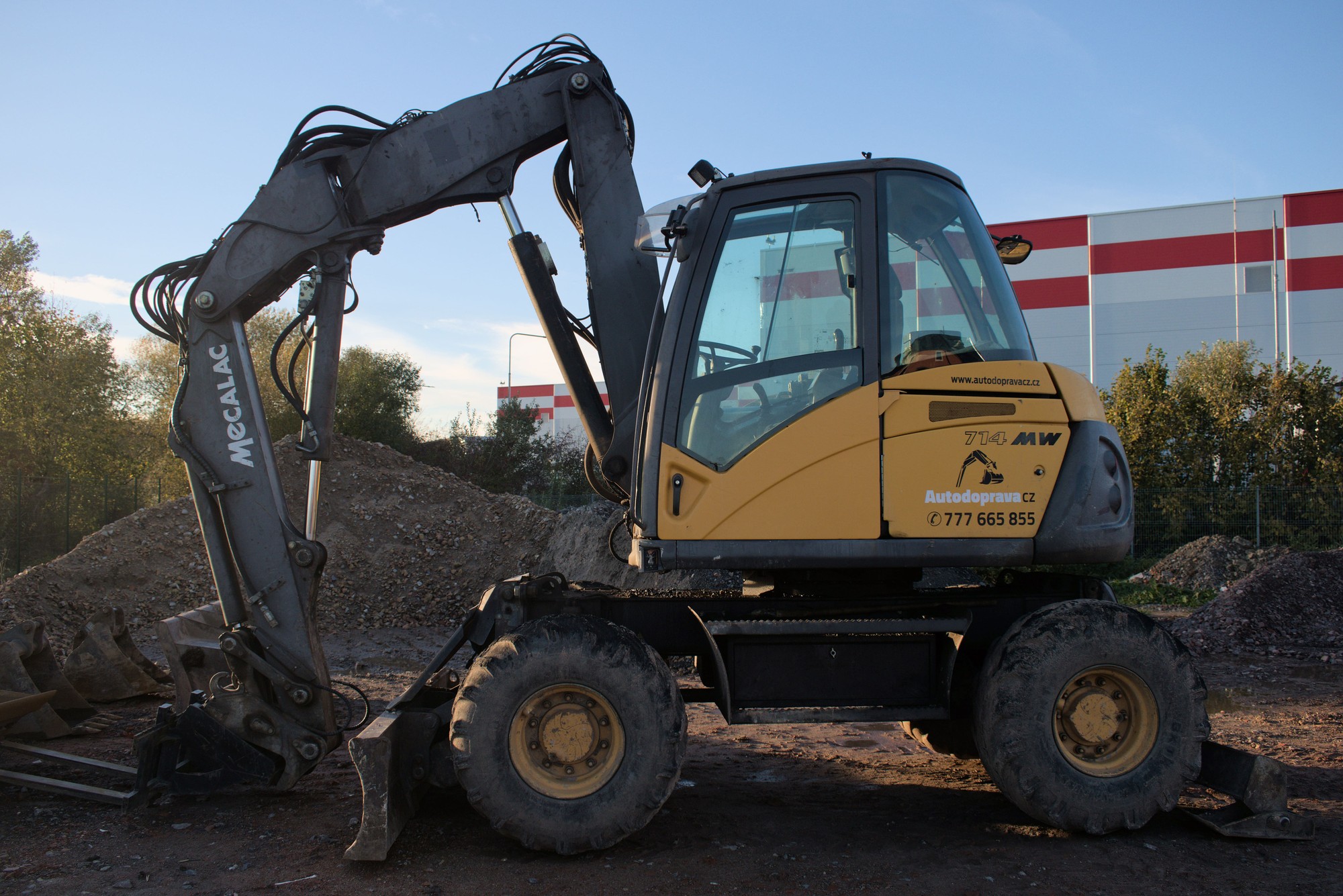 Kolový bagr Mecalac