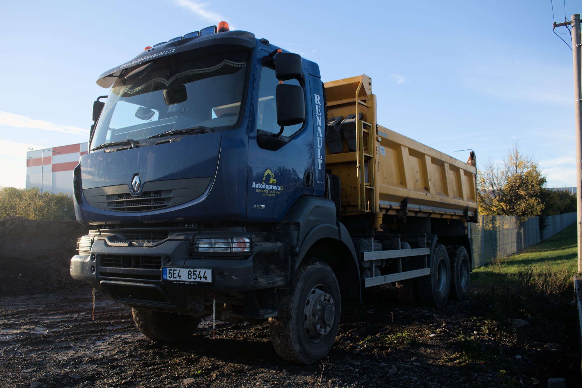 Nákladní auto Renault pro dopravu materiálu