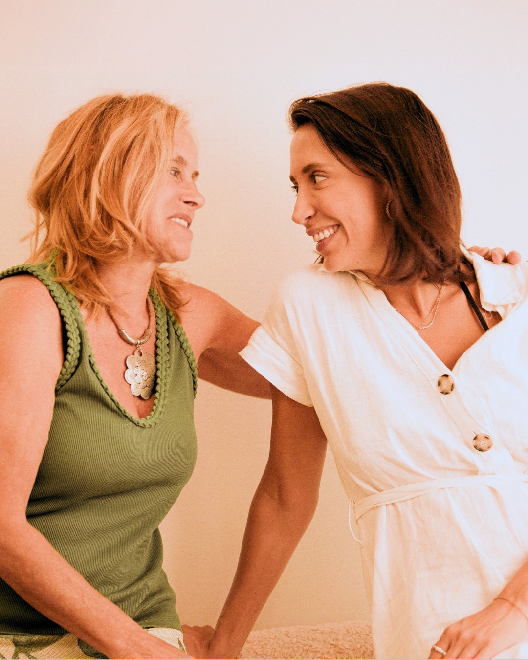 Duas mulheres a partilhar um momento de leveza e bem-estar