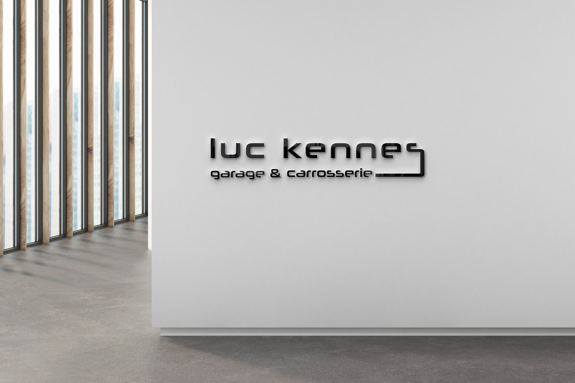 Logo-opdruk op een witte wand bij een binnenkomst, ontworpen door Studiofraai