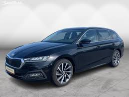 Tmavě modrá Škoda Octavia Combi na bílém pozadí
