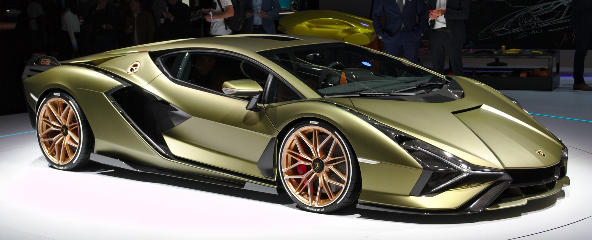 Zlatozelené Lamborghini Sian na autosalonu