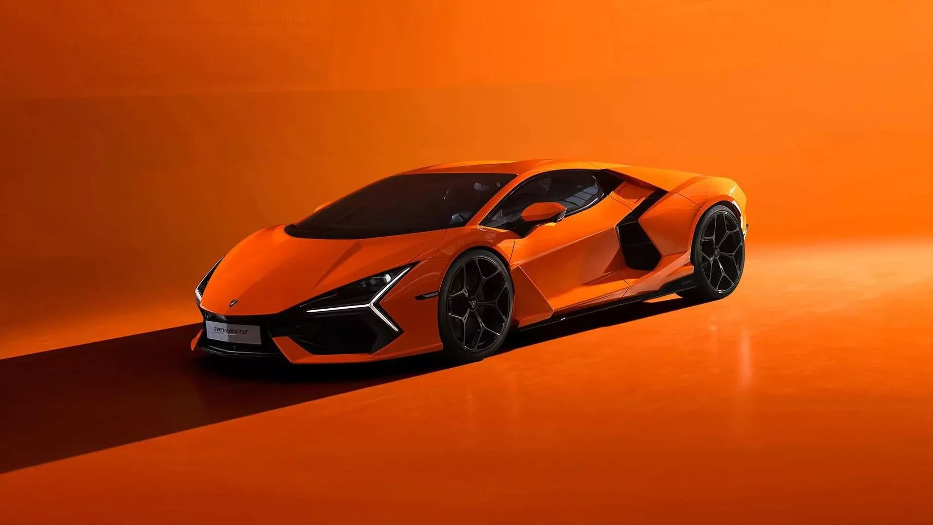 Oranžové Lamborghini Revuelto na oranžovém studiovém pozadí