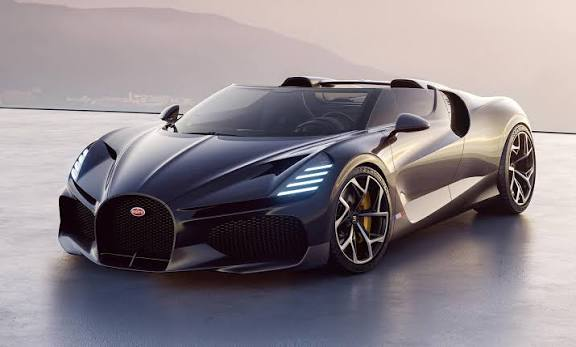 Tmavé Bugatti Mistral s panoramatem hor na pozadí