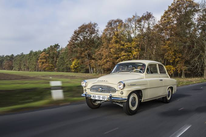 Modrozelená klasická Škoda Octavia zaparkovaná na dlažbě