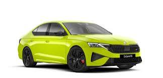 Limetkově zelená Škoda Octavia RS na bílém pozadí