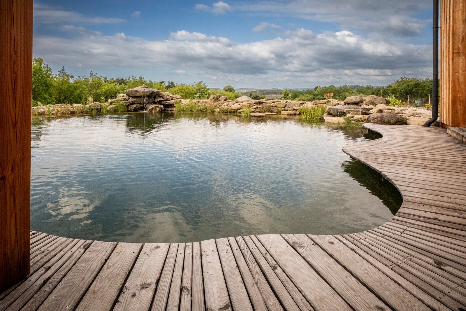 Přírodní koupací jezírko na Trnkové louce