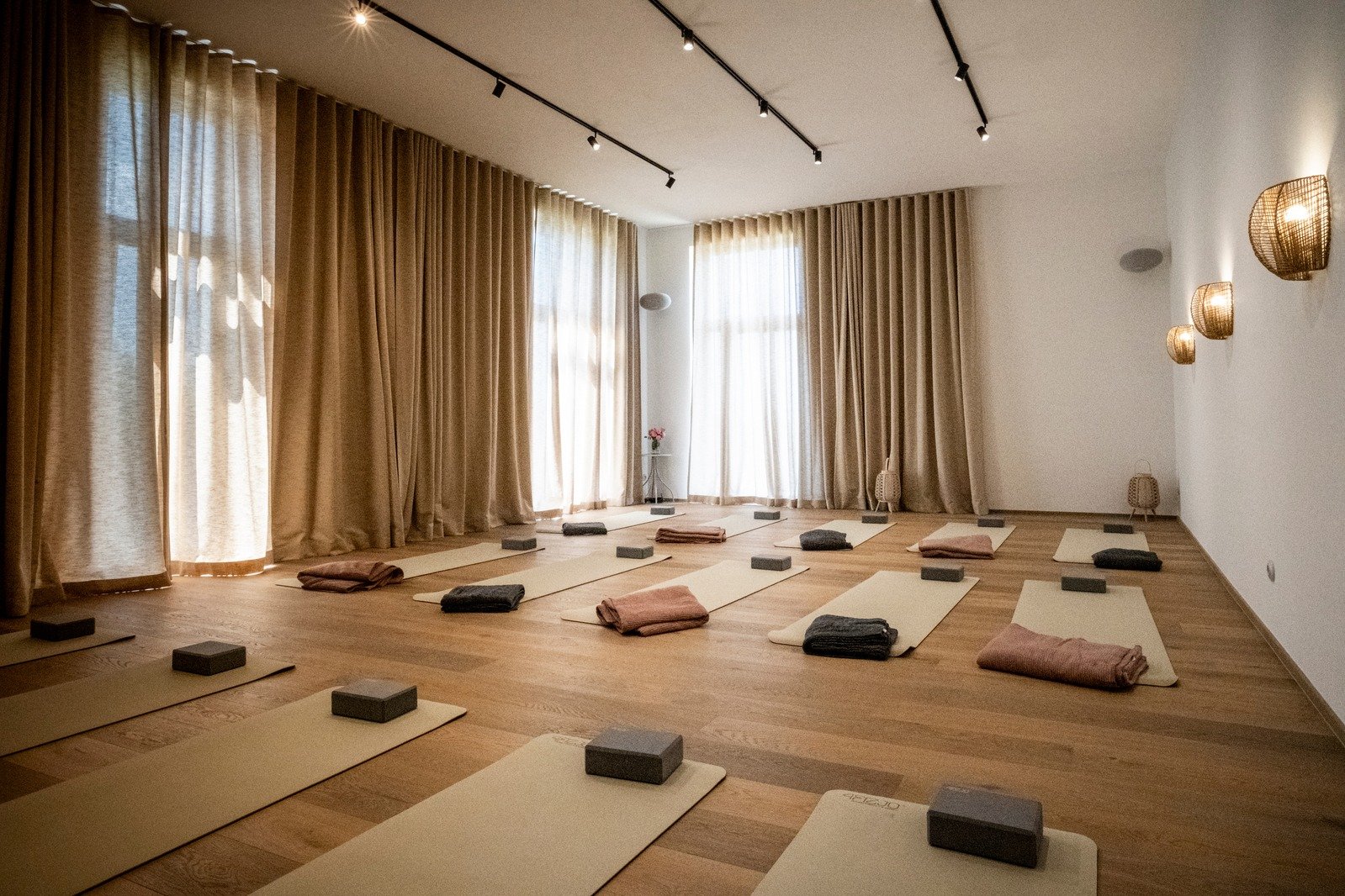 Jógový sál na Trnkové louce – lněné závěsy, přírodní světlo