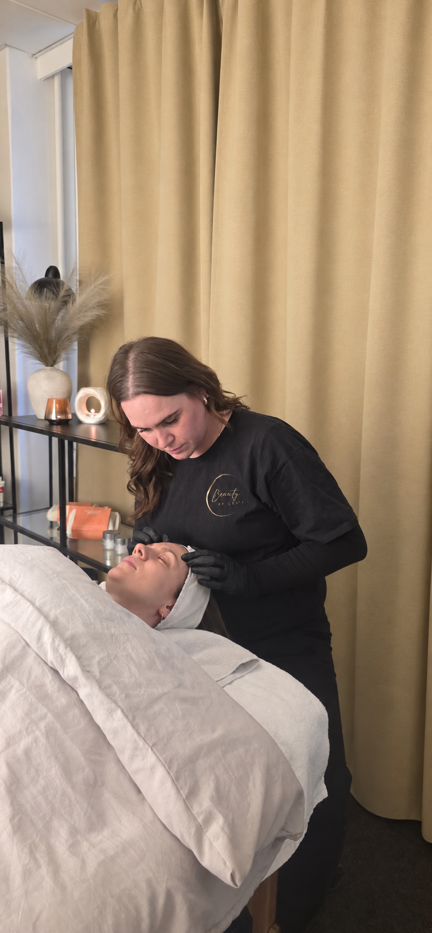 Rolig ansigtsmassage under ansigtsbehandling