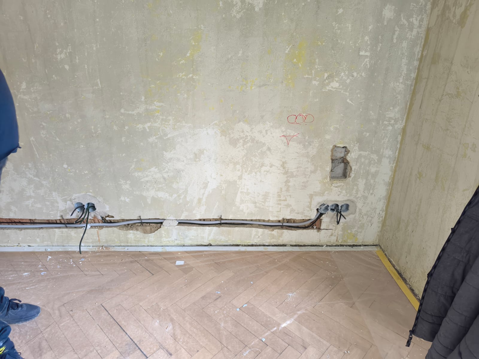 Drážky ve stěnách a krabicové instalace pro nové okruhy.