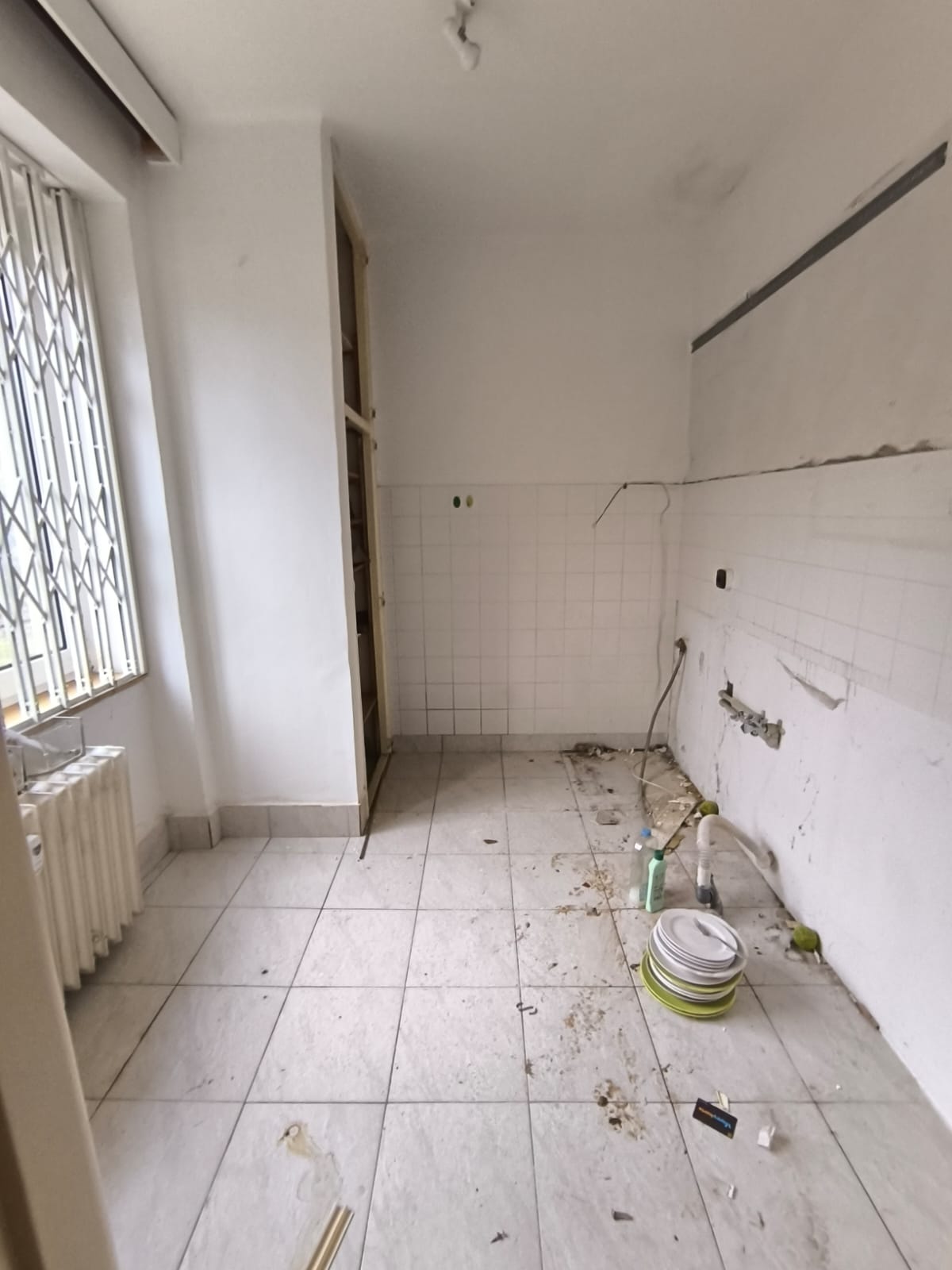 Po demolici kuchyně — stěny otevřené pro nové rozvody.