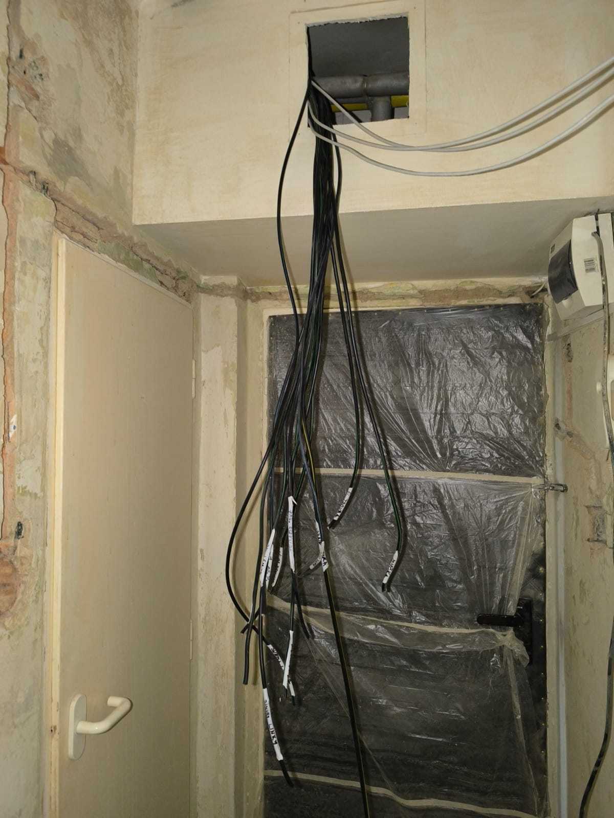 Nové kabely přivedené na rozvodný bod — kompletní rekabeláž bytu.