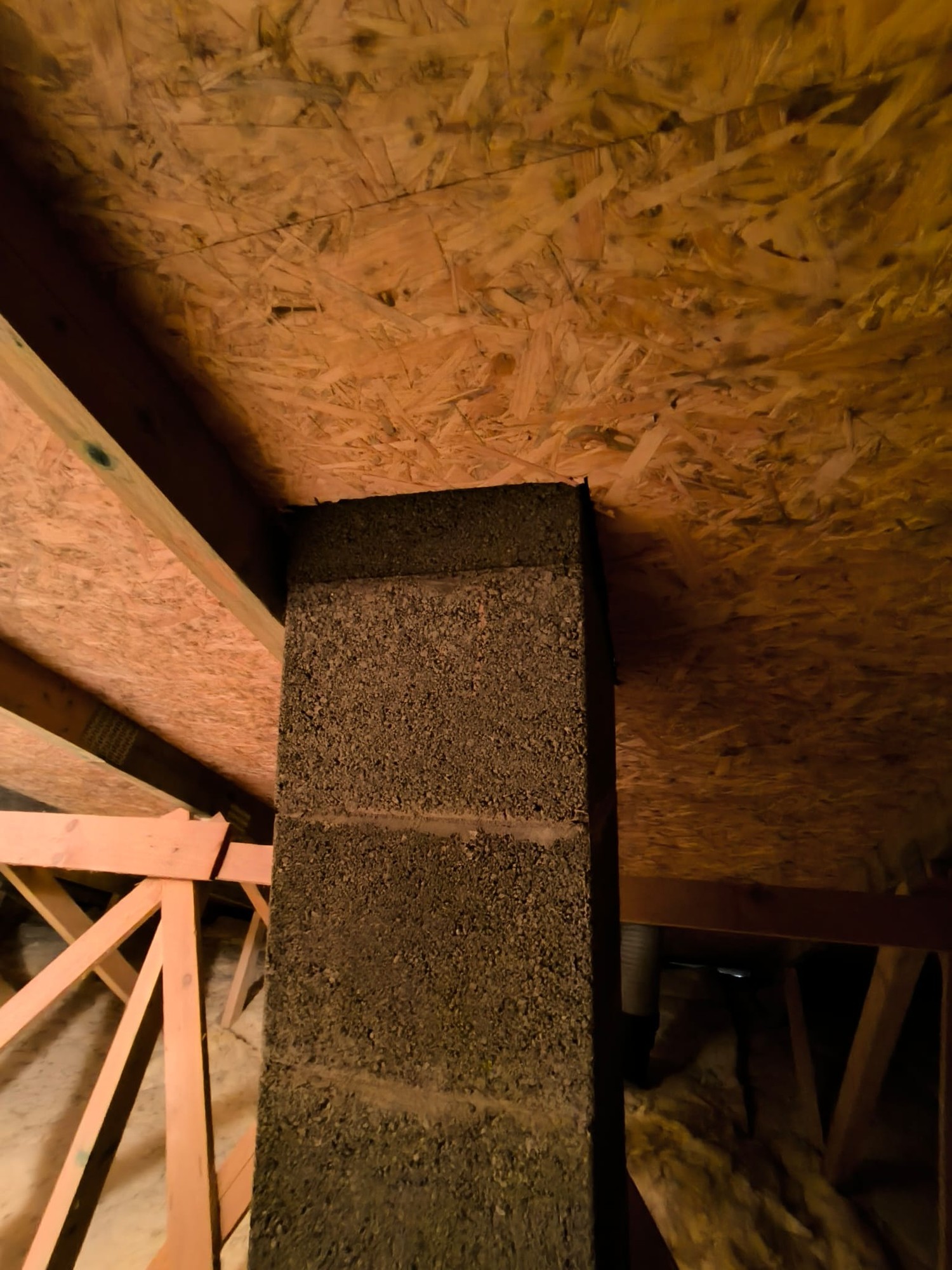 Inspekční fotografie — Prostupy střechou — Těsnost u komína a odvětrání kanalizace