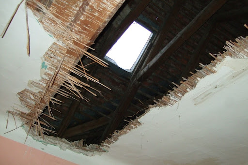 Odhalený dřevěný stropní trám / rákosový strop