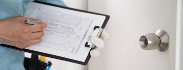 Inspektor se schránkou v bytě