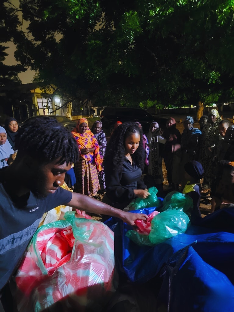 TWHM volunteer distributing hot meals to families in Accra, Ghana