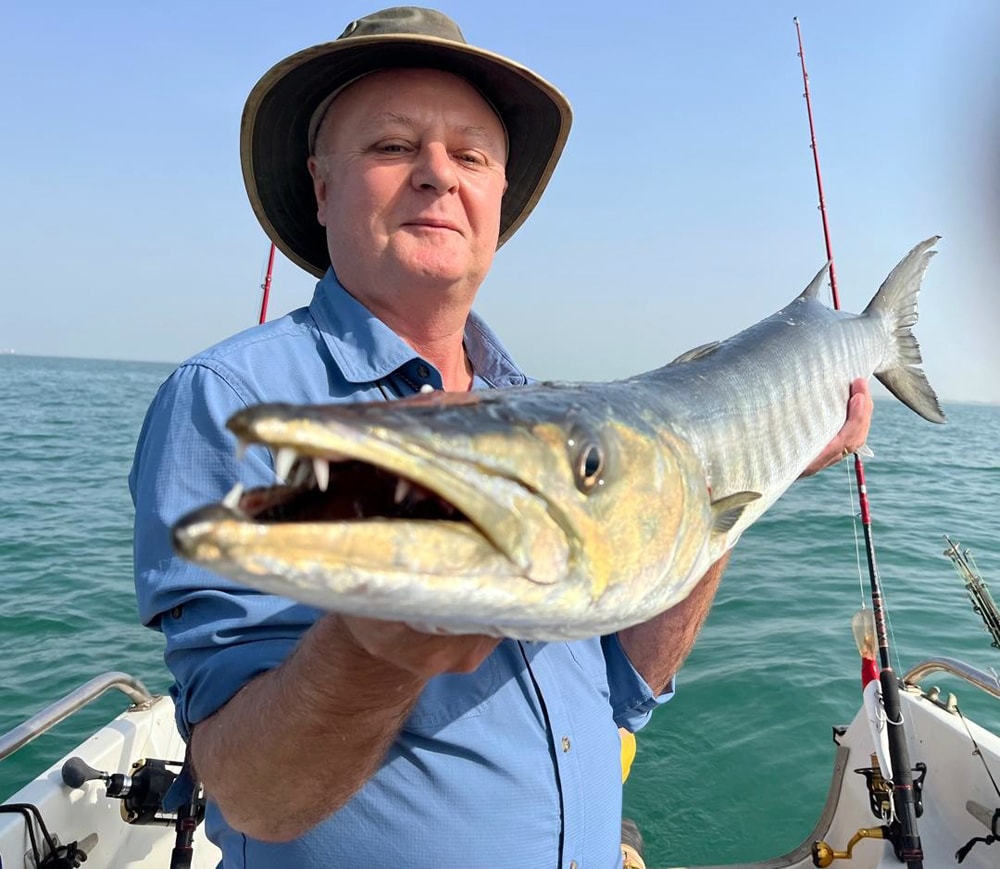 Lystfisker med en frisk fanget barracuda ombord