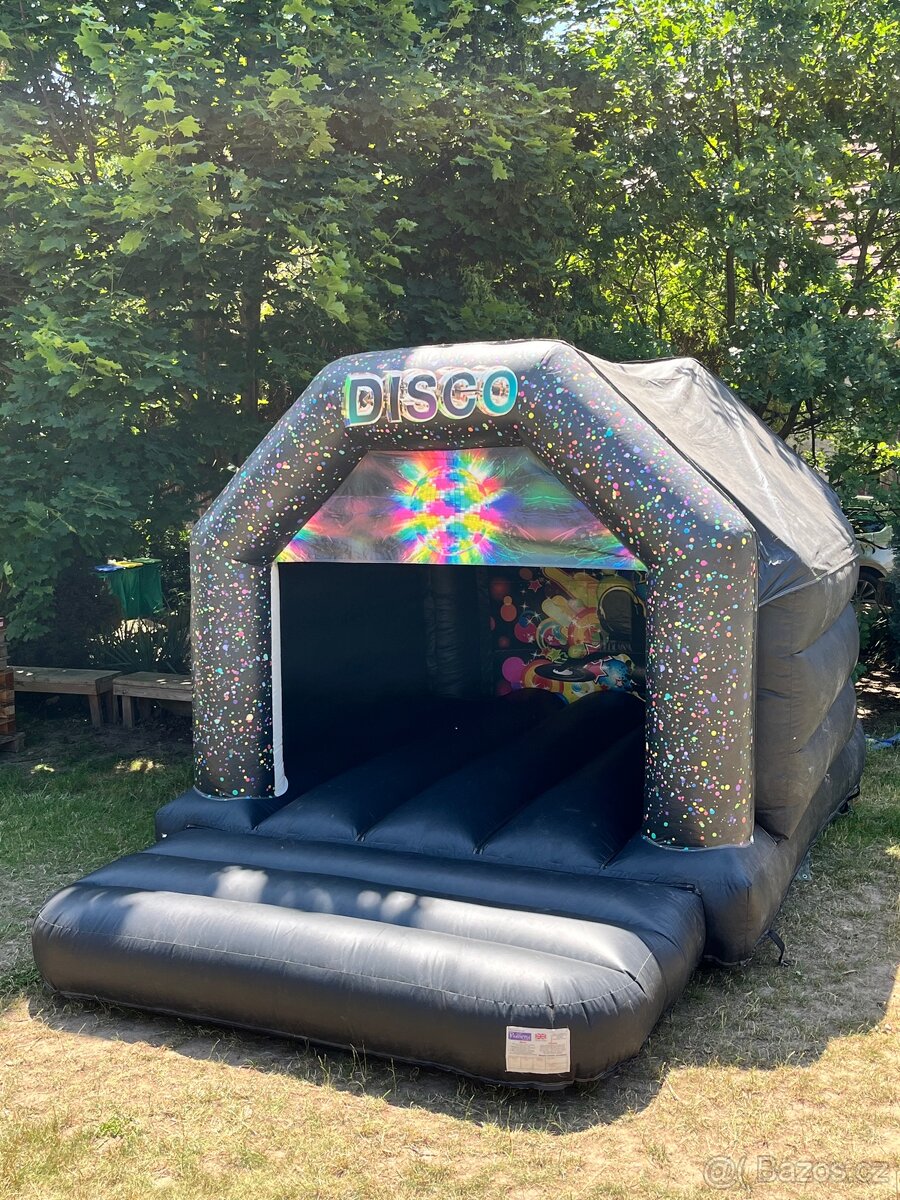 Nafukovací disco skákací hrad na zahradě
