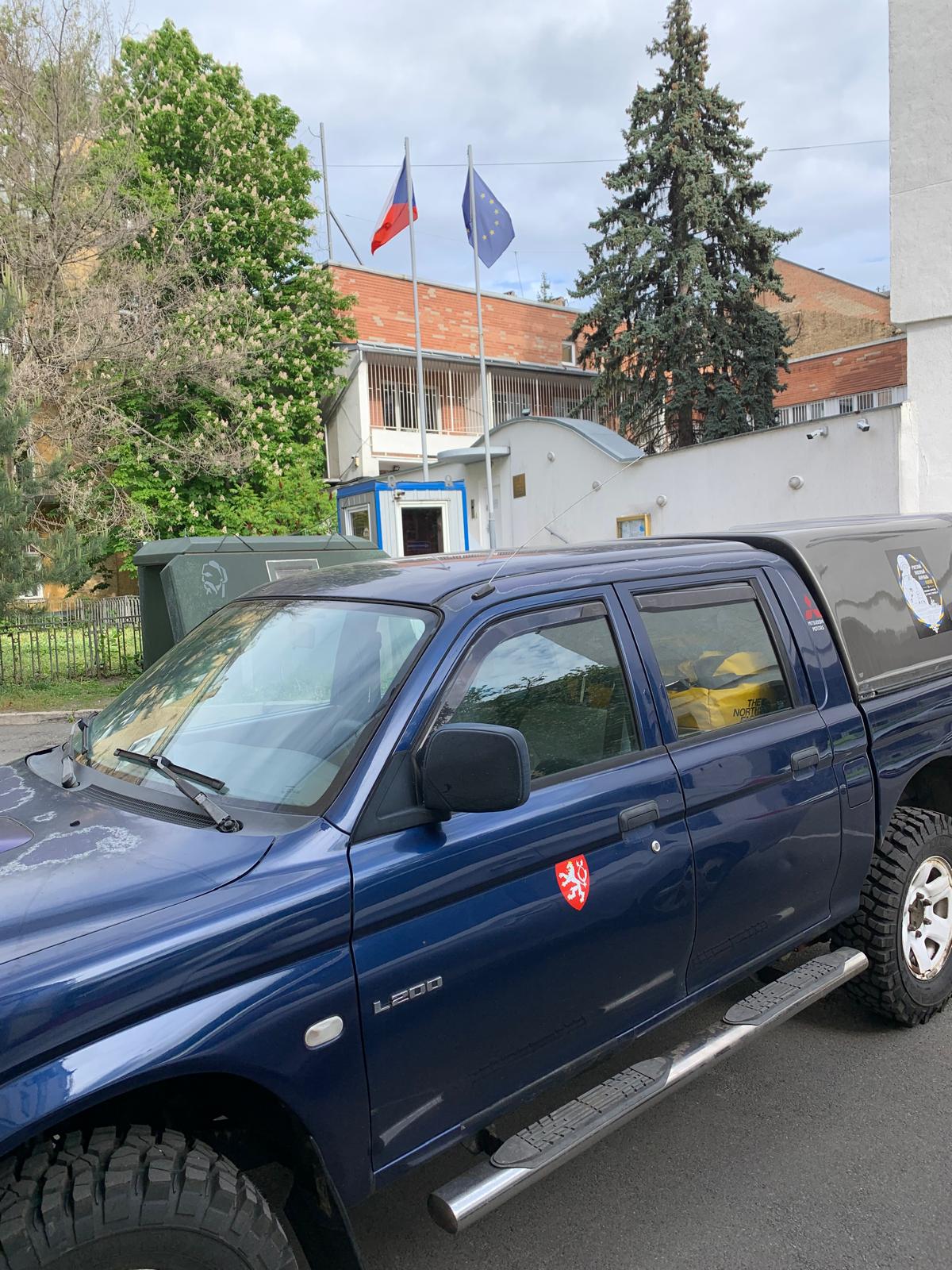 Vozidlo L200 SUV před českou ambasádou v Kyjevě