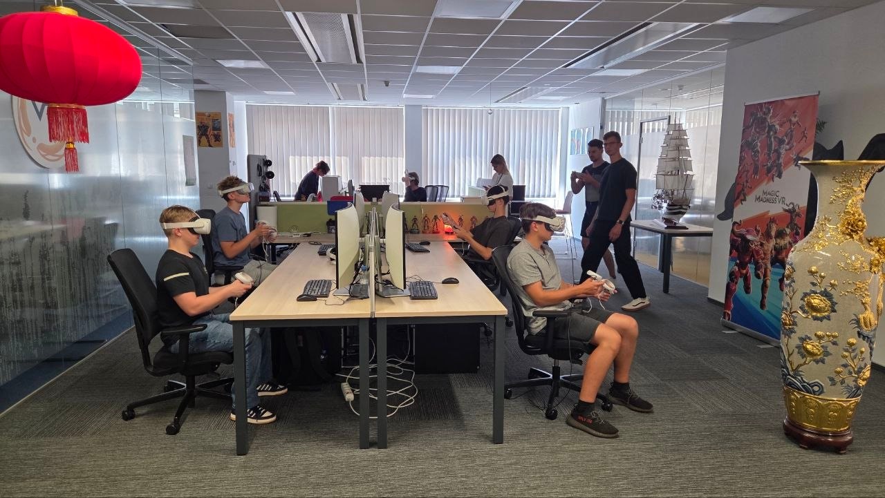 Учасники JOB START у VR-гарнітурах у студії Magic Madness VR