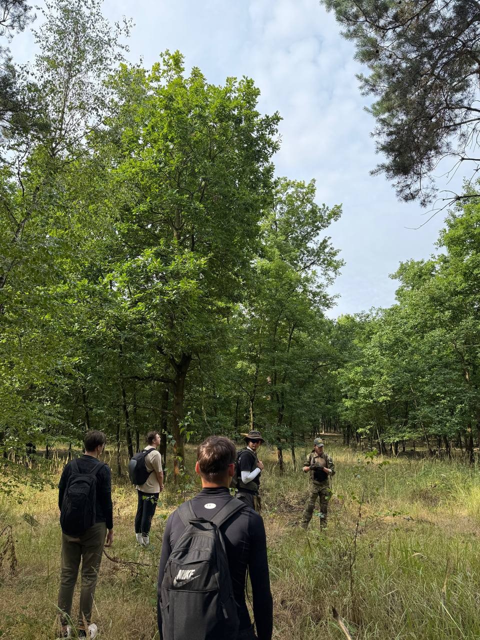 Група учасників іде лісом під час вишколу