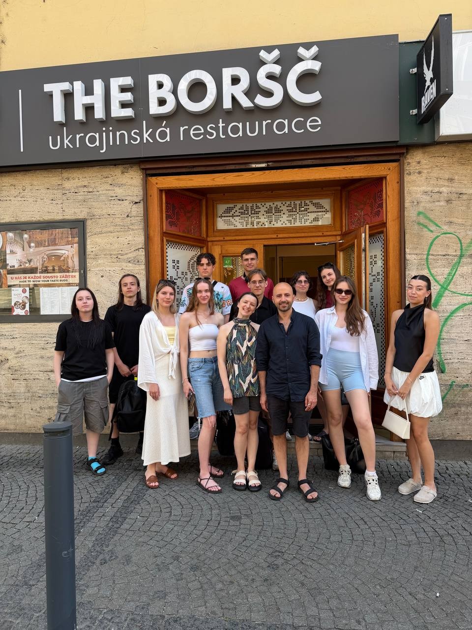 Учасники JOB START на фоні ресторану The Boršč