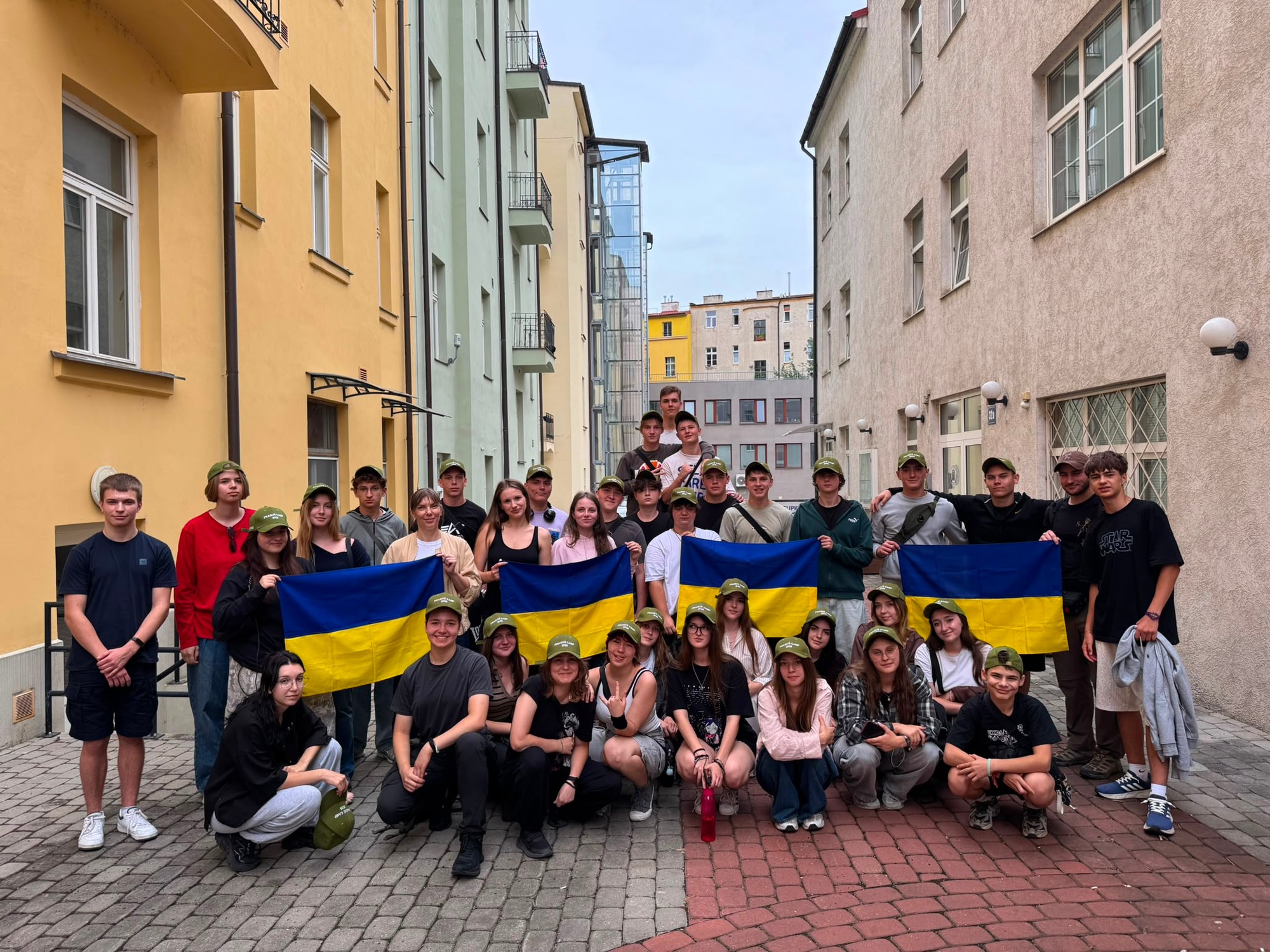 Група дітей захисників «Азову» з українськими прапорами в Празі