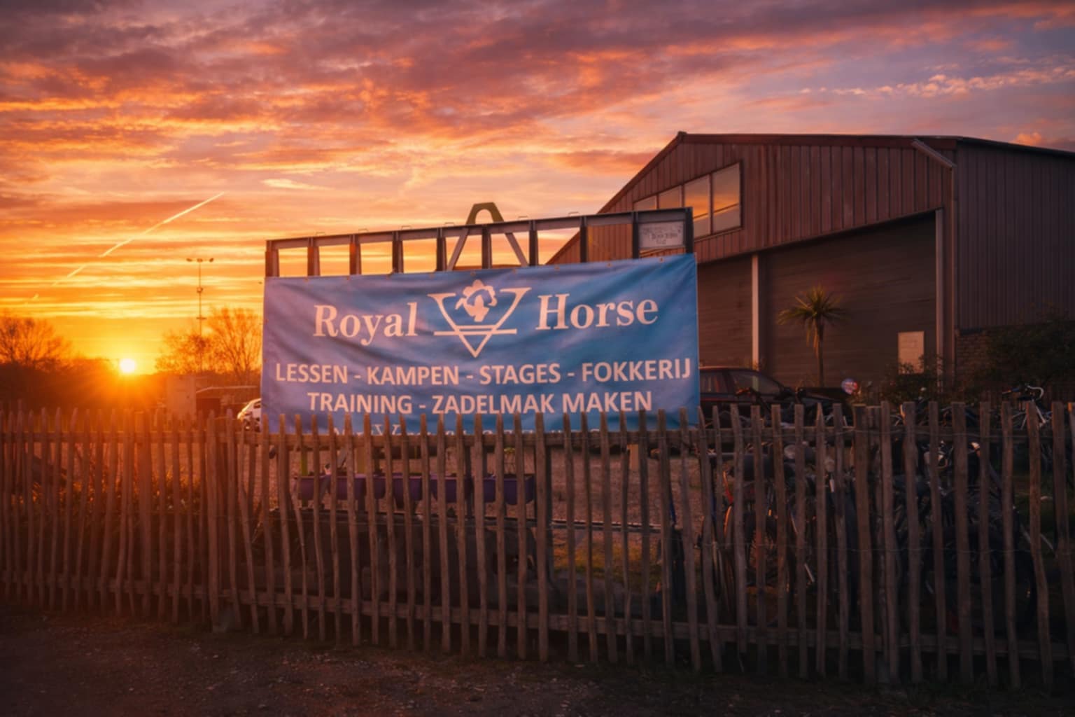 Royal Horse Stables bij zonsondergang